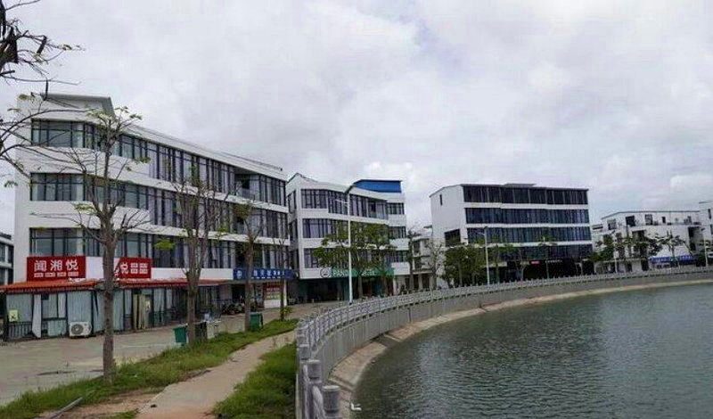 柬埔寨8号电诈园区内部曝光 挂中文标语「不要假装努力」 2 園區規模龐大,外表形成相對獨立的「城中城」。(取材自柬中時報)