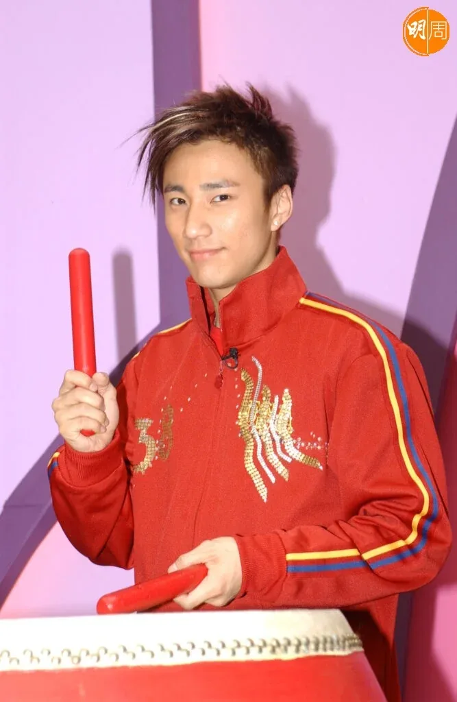 崔建邦重返新城电台主持《大风吹》 当年因迟到被辞退 16 1bdf3da498eef3078c306a33413dc316fe142a21263555af7827576b044885f5 article