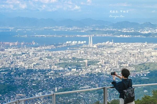 北九州皿仓山夜景攻略!免费接驳巴士、缆车票价一次看 18 ▲▼日本北九州皿倉山展望台的纜車交通、夕陽與夜景。(圖/《周花花》授權提供)