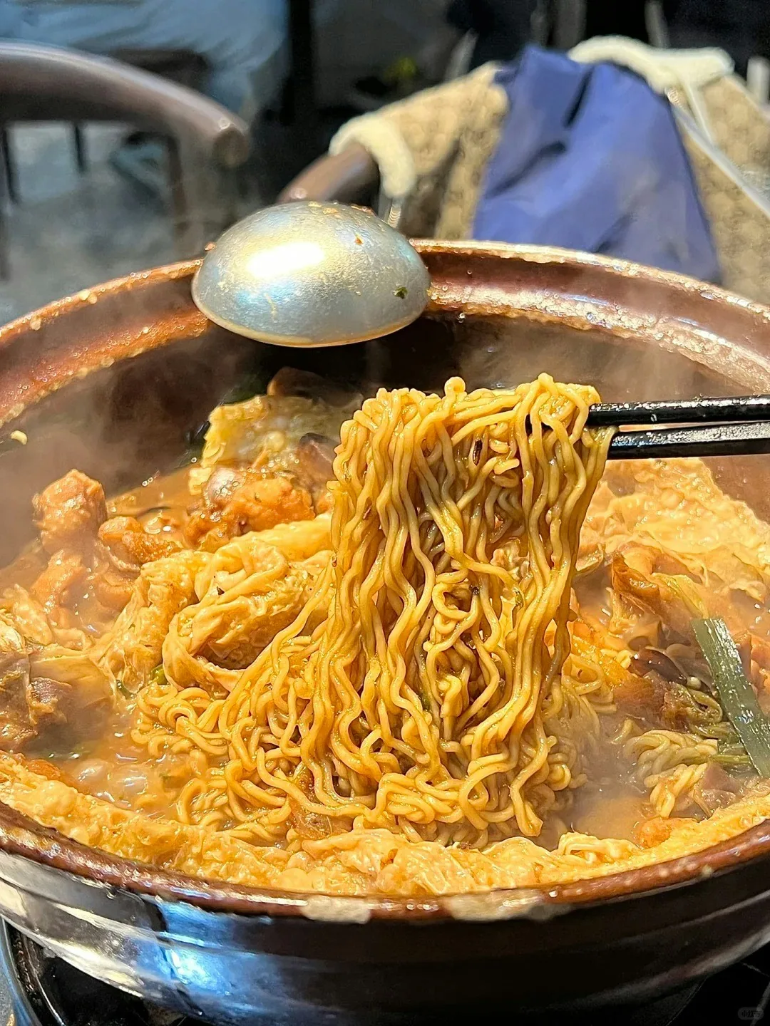 皇岗口岸美食10大推介|水围夜市/牛肉火锅/秘制鸡煲/潮汕海鲜面 8 鬍鬚佬雞煲四季火鍋店(小紅書@杜飽飽)