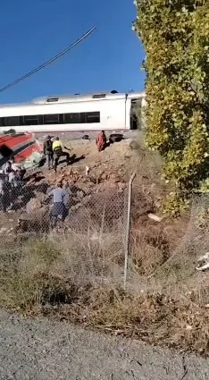 西班牙兩列高速列車10月28日在托雷多（Toledo）附近發生相撞意外，多人死亡（影片截圖）