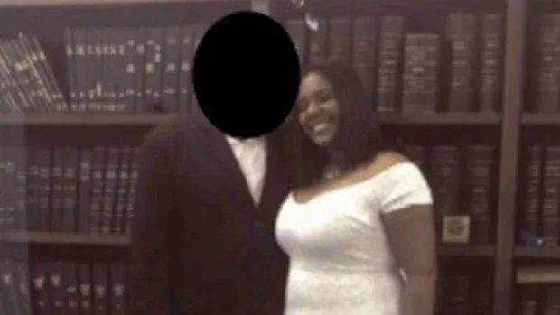 原报道所用的婚礼照片,男子面部已被遮挡