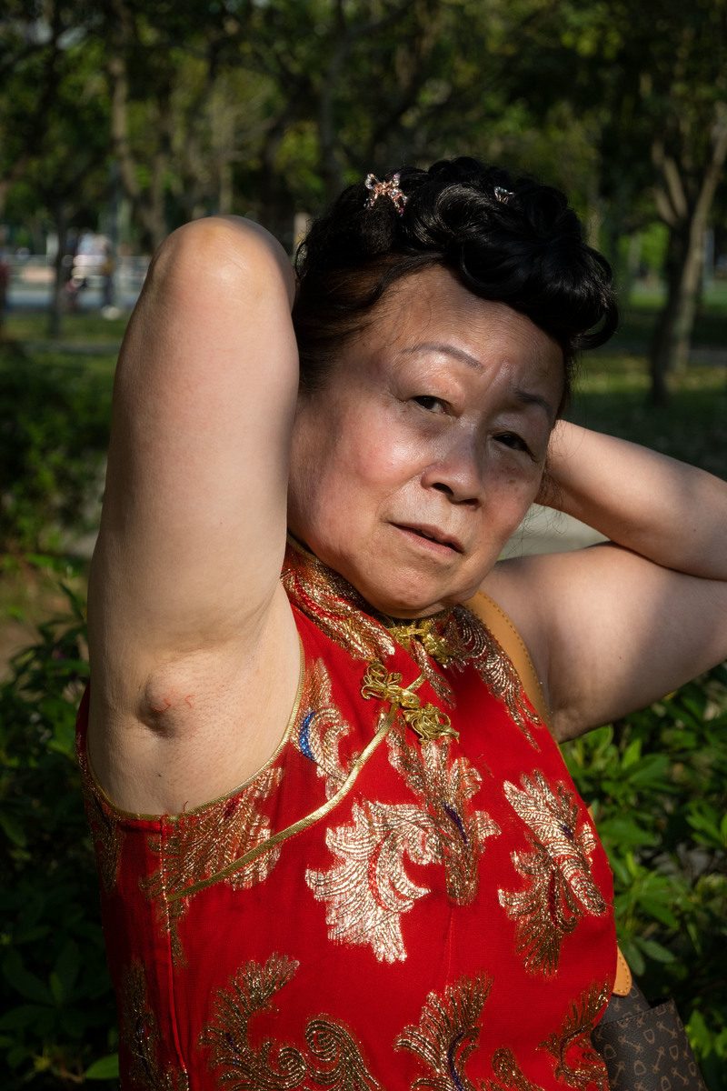 傅尔得/从「越南新娘」到《成为张姐》──蔡定邦的母亲、迁移与家庭图像 12 《水噹噹的金雲阿姨》系列作品。面對蔡定邦的鏡頭,金雲阿姨再次抬起雙臂,回到30多年前拍攝舊照時的姿態。對蔡定邦而言,這個動作也顯示被攝者並非被動等待觀看,而是帶著自身記憶與對身體的理解進入影像。(攝影/蔡定邦)