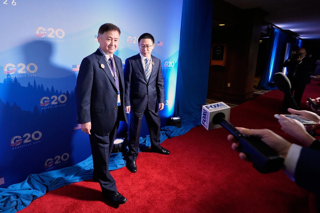 左起：中国人民银行行长潘功胜，财政部副部长廖岷。两人上月出席在北卡罗来纳州阿什维尔举行的二十国集团会议。美国财政部长在会上指责中国阻挠该集团发表联合声明。