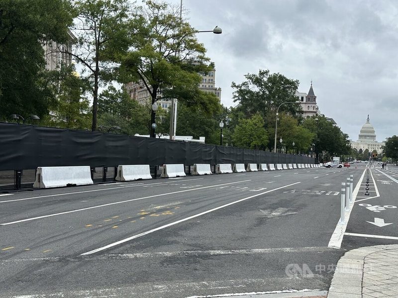 习近平抵华府 学者:对台政策因中东战事无重大改变 1 中國國家主席習近平訪美,華府幹道封路並搭起臨時圍欄。中央社記者廖漢原華盛頓攝 115年9月24日