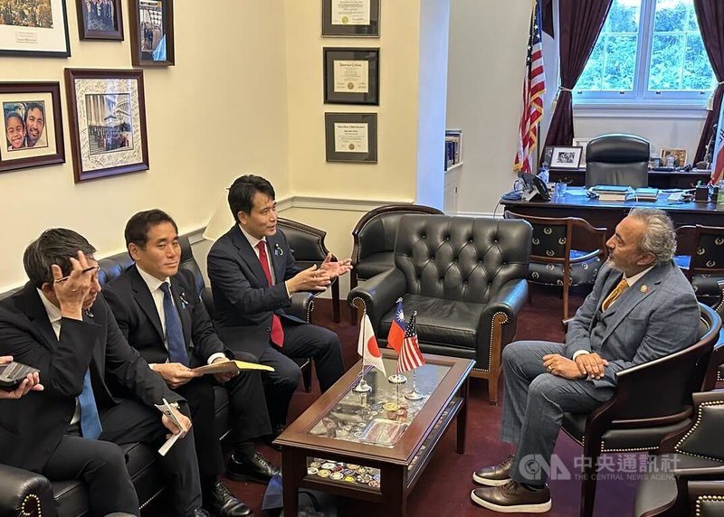 美日议员华府会谈达成共识:必须防卫台湾第一岛链 1 日本參議員鈴木大地(左起)、宮本和宏、瀧波宏文,會晤美國眾議院台灣連線共同主席貝拉(右)。中央社記者廖漢原華盛頓攝 115年9月16日