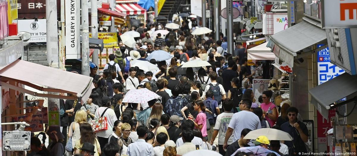 创40年新低!日元为何跌跌不休? 1 热闹的日本街头
