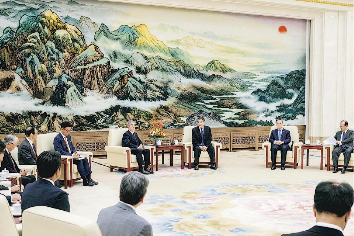 何立峰在北京人民大会堂会见日本国际贸易促进协会访华团
