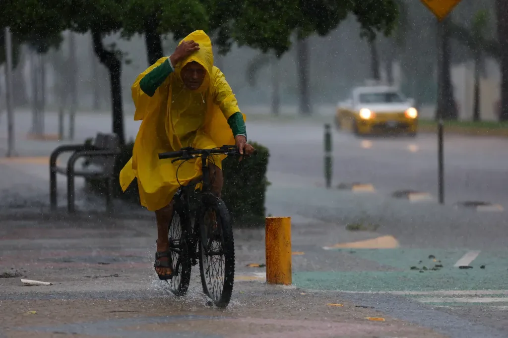 飓风西蒙逼近墨西哥太平洋沿岸，一名男子冒雨骑车