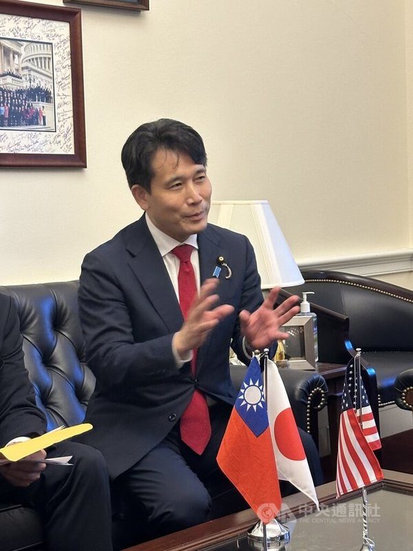 美日议员华府会谈达成共识:必须防卫台湾第一岛链 2 瀧波宏文(圖)在國會山中會晤聯邦眾議員貝拉,討論印太與西太平洋安全事務。中央社記者廖漢原華盛頓攝 115年9月16日