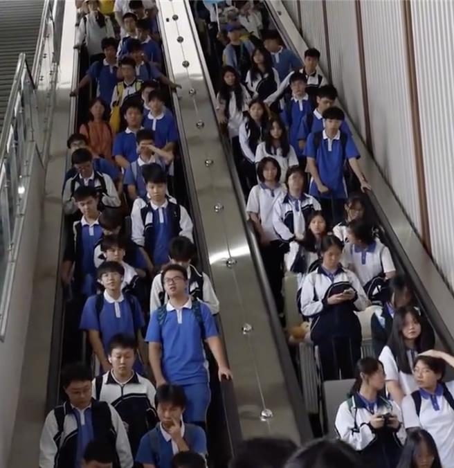 深圳經典藍白校服。（圖／微博）