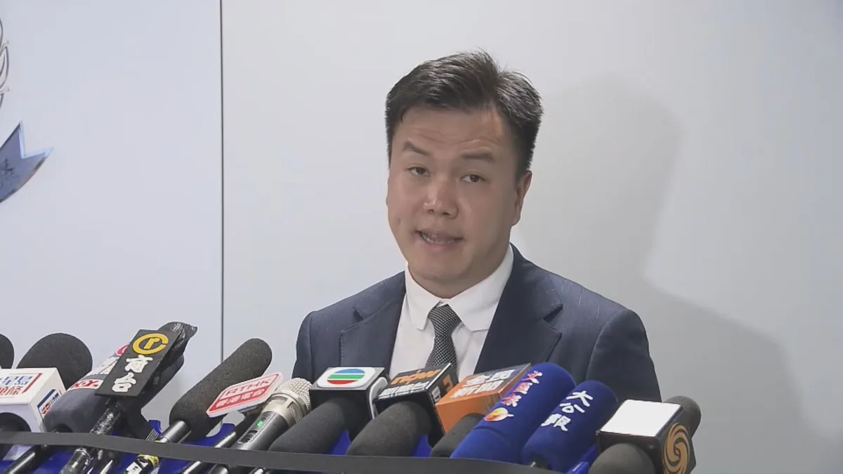 香港警方网络安全及科技罪案调查科高级督察卢震纲在记者会上讲话