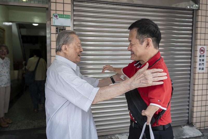 91岁吹哨医师杨子思:半世纪后重逢台湾沙利窦迈药害者 1 楊子思(左)曾為王挺傑(右)進行鑑定,兩人已有51年未聯繫,再次重逢時伸出手臂相擁。(攝影/陳曉威)