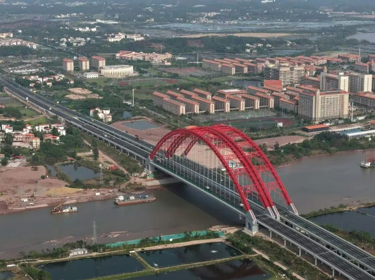 2026年4月26日拍攝G75蘭海高速欽江大橋。平陸運河河海分界線，以G75蘭海高速欽江大橋橋面南側邊緣的垂直投影線為界，北側水域為內河水域，南側水域為海域。（新華社）