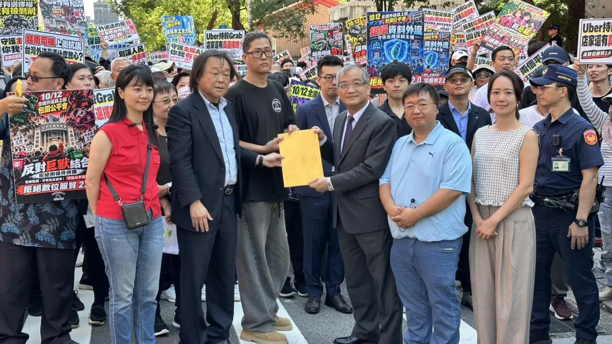 外送产业工会和民意代表在公平会前递交陈情书