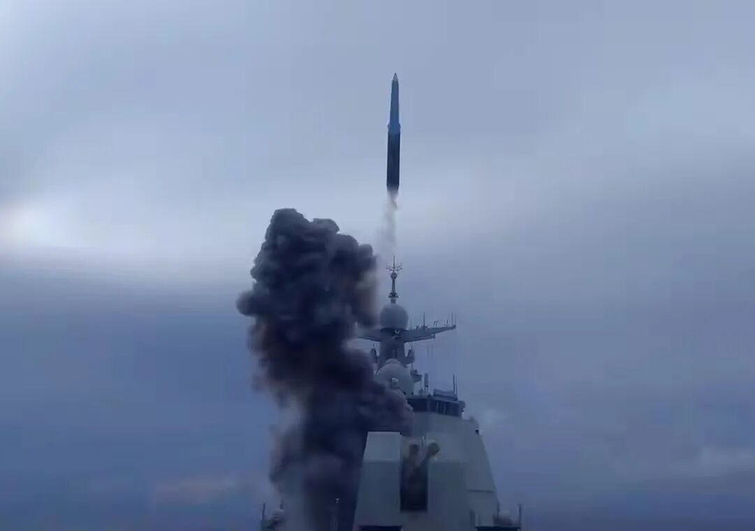 【延伸閱讀：驅逐艦052D也配備鷹擊-20？美媒分析：中國海軍遠程反擊力大增】解放軍「致勝」主題片首次公開了「鷹擊-20」導彈從052D型驅逐艦上發射的畫面。（央視新聞）