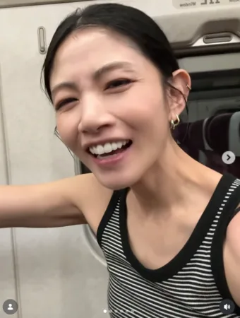 李千娜冒雨狂奔赶高铁 与经纪人聊太嗨 站务人员提醒才发现到台中 1 ▲▼李千娜。(圖/翻攝自Instagram/n_a_n_a_l_e_e)