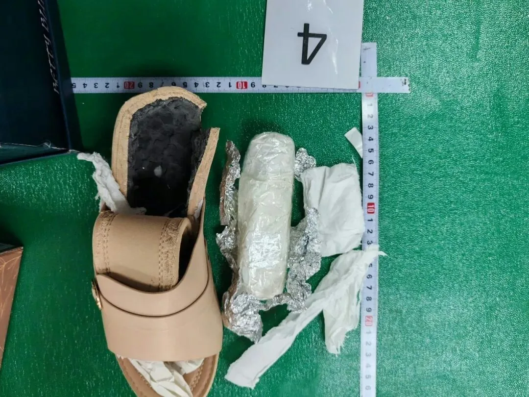 X光机建功!广州海关截古惑包裹 7cm厚底凉鞋藏近1.4公斤海洛英 4 廣州海關在廣州白雲機場口岸查獲一批毒品海洛英,重約1.4公斤。(微信公眾號@海關發布)
