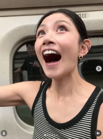 李千娜冒雨狂奔赶高铁 与经纪人聊太嗨 站务人员提醒才发现到台中 4 ▲▼李千娜。(圖/翻攝自Instagram/n_a_n_a_l_e_e)
