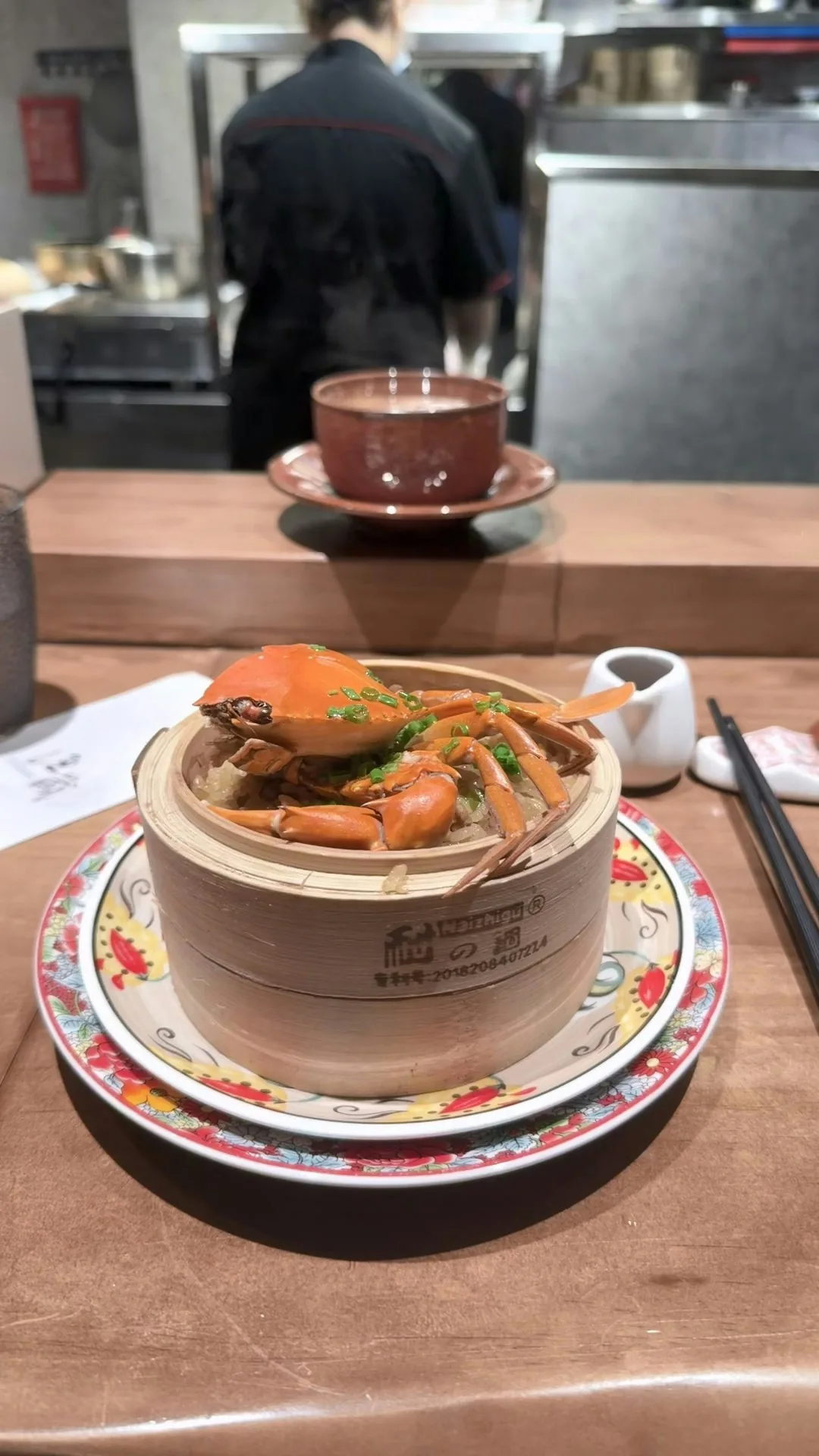 中國內地近期餐飲市場吹起「中式板前」風潮，部分餐點每人平均消費僅人民幣30至50元，卻能享受廚師當面烹調、直接遞上餐點的服務，成為不少上班族及年輕情侶的新選擇。（微博@加減乘奇）