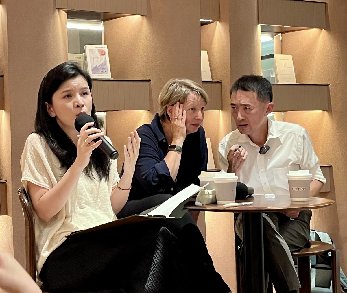 德国作家埃彭贝克首访中国 谈《凯罗斯》里的爱与历史裁决 4 2082daac52f26089d2d8a01b9b92543e16859fd173a7f34695e1b7615b1d8ee0 article