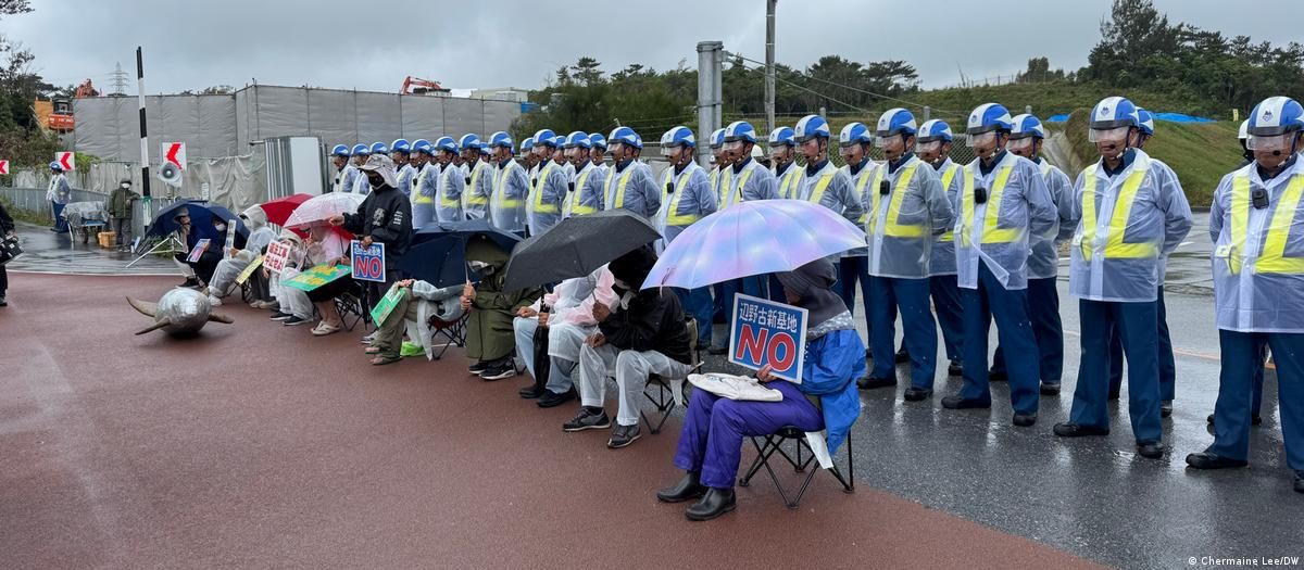 图为2025年4月，冲绳居民在美军基地外抗议。
