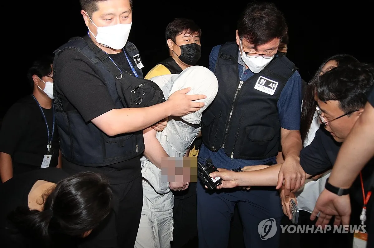 郑某被警方押送至庆山警察署(2026年8月资料照片)