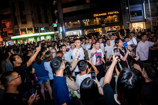 总统来都没这么多人!《角头》宇宙挤爆夜市 王识贤被拿25年照认亲 4 ▲《網紅老爸》勤跑宣傳。(圖/曼尼娛樂提供)