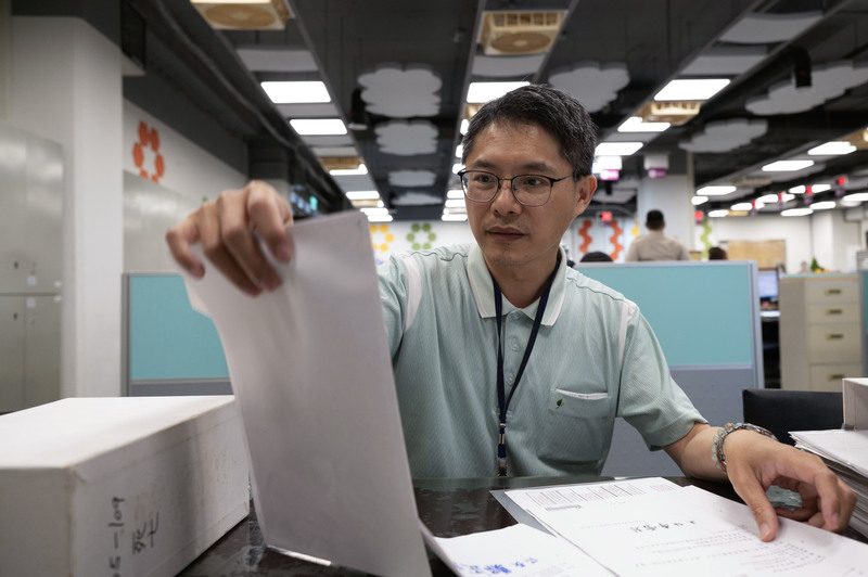 台中市大里區公所社會課課員葉家丞會將所有經手的有名無主公告、公文、安葬證明逐一歸檔，萬一家屬回頭尋親，就可馬上提供資訊。（攝影／楊子磊）
