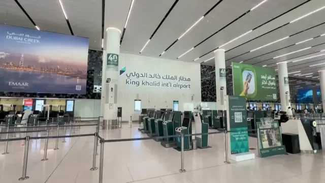 利雅德机场内的自助值机亭（中国中央电视台片段截屏8/10/2026）