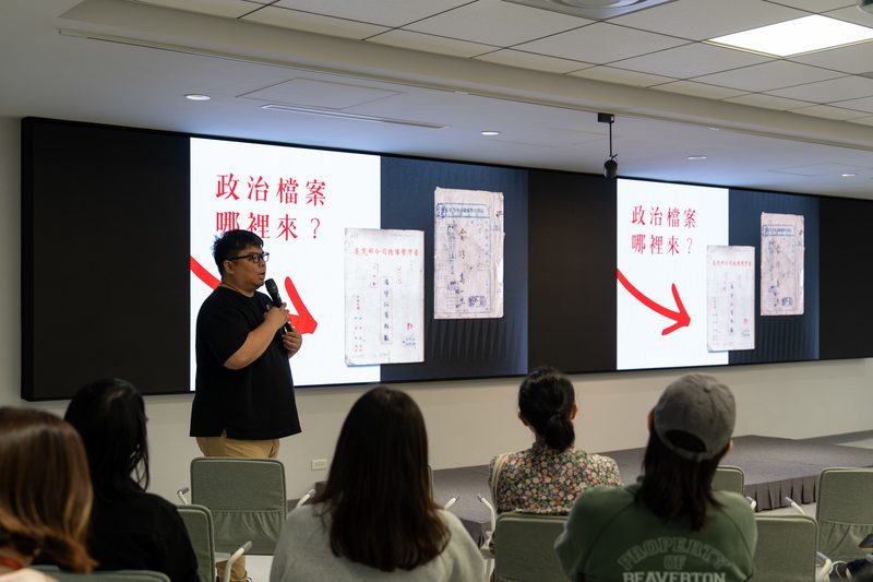 因紀錄片《傳奇女伶高菊花》熱映，檔案館與製片方開設導讀座談，徐紹綱講解相關的監控文書檔案，民眾報名踴躍，顯示檔案應用的多元與需求。（攝影／李昆翰）