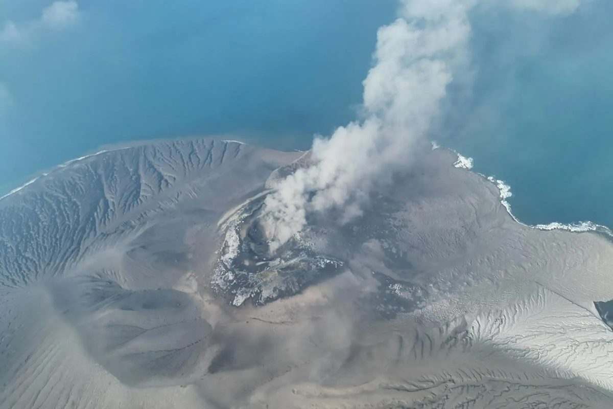 印尼火山连续喷发,影响近3000航班!火山灰冲上5万英尺高空,7机场延长停飞令 1 2026年9月5日,印尼的阿納克喀拉喀托火山噴發。(美聯社)