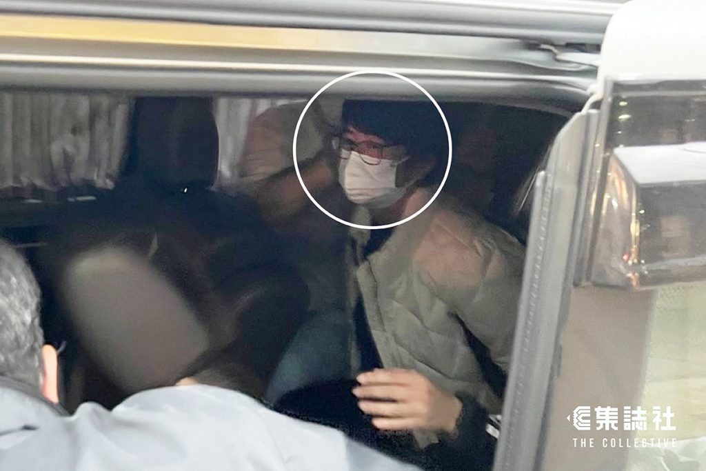 警方國安處人員3月9日於赤柱監獄外，拘捕前職工盟秘書長李卓人的妻子鄧燕娥。她被捕後遭押往美孚新邨搜屋，被指涉嫌干犯《香港國安法》第 29 條「勾結外國或者境外勢力危害國家安全」罪。