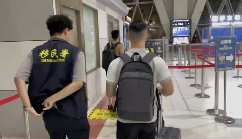 中國內地網紅「Berlin柏林陽光」（中）及外籍丈夫（右）以觀光名義赴台，宣傳「天使計劃」招攬輔助生育服務「擁有自己的孩子」，遭逮獲後驅逐出境。（台灣移民署圖片）