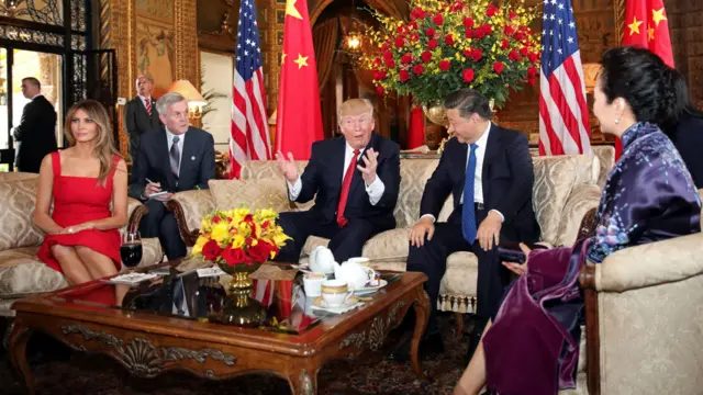 （从左至右）梅拉尼娅·特朗普、唐纳德·特朗普在佛罗里达州的海湖庄园内欢迎习近平与彭丽媛（6/4/2017）