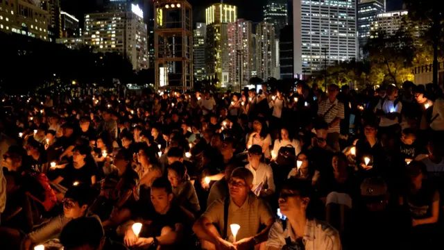 香港民众聚集维多利亚公园参与支联会六四悼念烛光晚会（4/6/2018）
