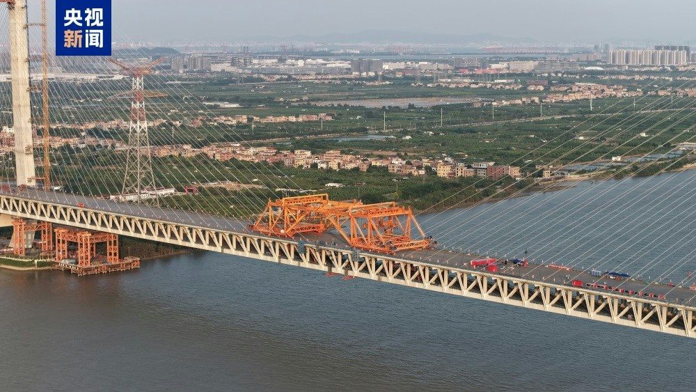 深江铁路洪奇沥大桥合龙!深圳1小时达江门 钢量等同6座巴黎铁塔 1 深圳至江門鐵路跨洪奇瀝水道公鐵大橋於9月30日上午合龍,大橋主跨808米,為全線最大跨度斜拉橋。(央視新聞)