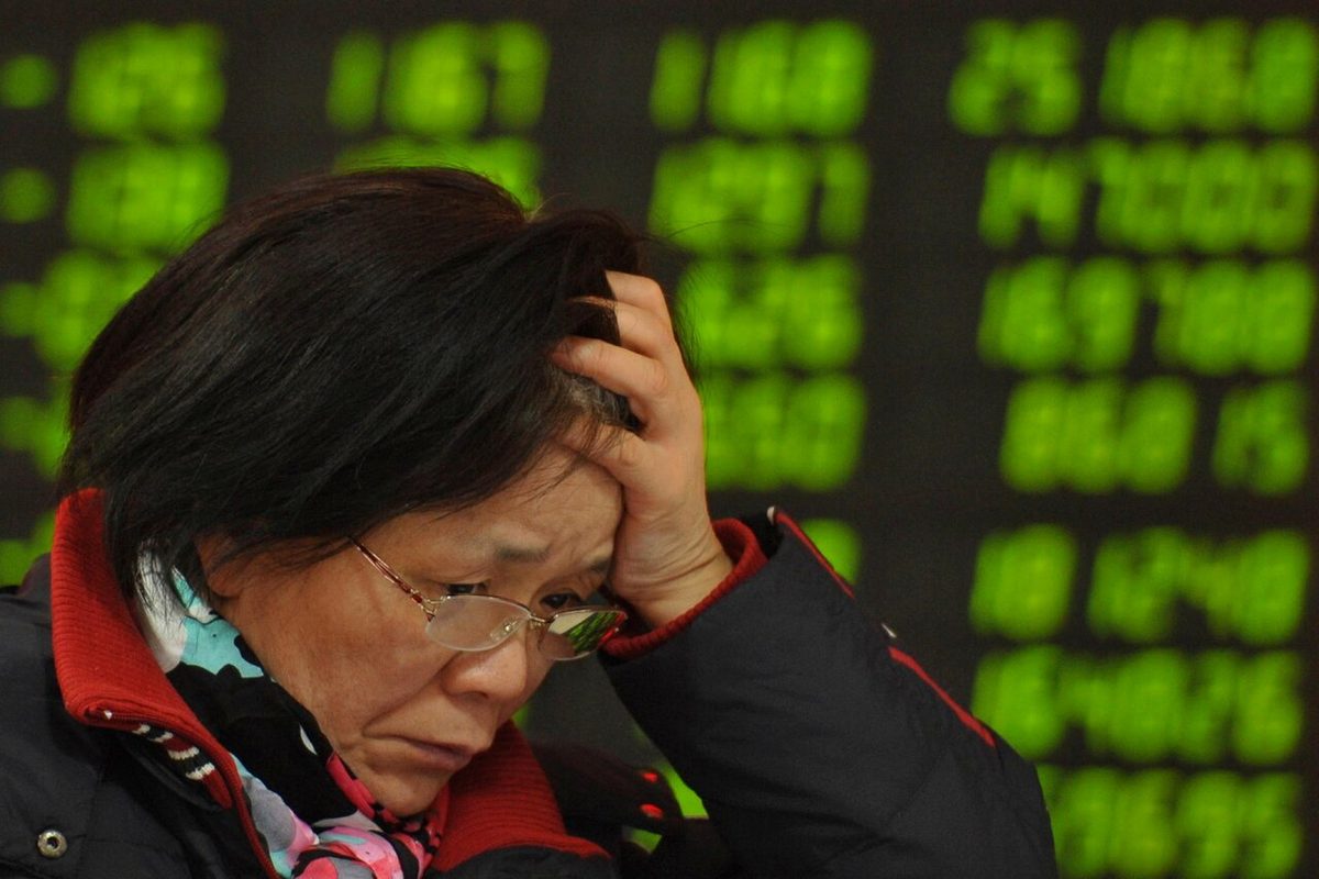 一名股民在证券营业部的行情屏幕前(资料照片)