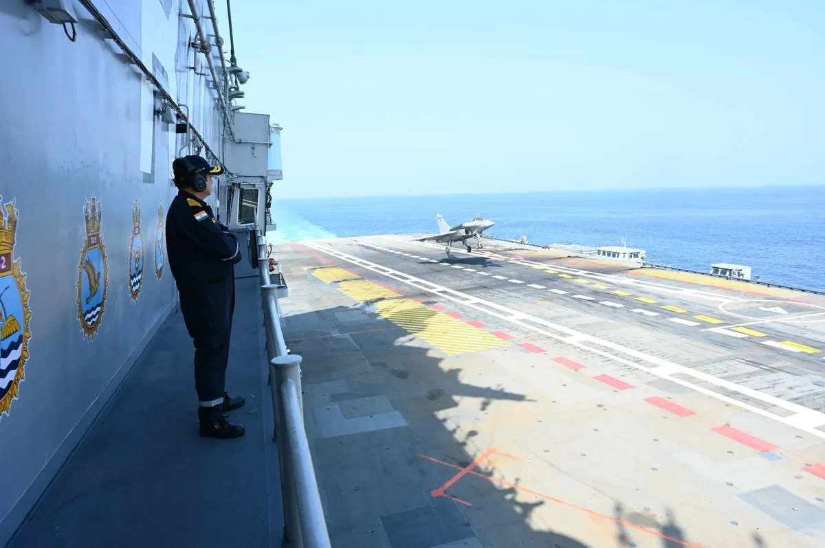 印度海軍讓法製飆風M型戰機登上「維克蘭特號」甲板進行起降測試。（取自海軍官方粉專）