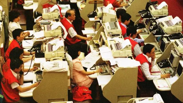 香港交易所交易大厅内的出市代表（股票经纪）（20/9/1998）