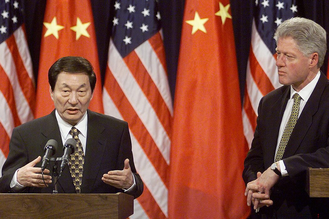 朱镕基去世,中国人哀悼一个更加开放、充满希望的时代 3 1999年,朱镕基与克林顿总统。朱镕基推动中国更深入地融入了市场经济和全球贸易体系。