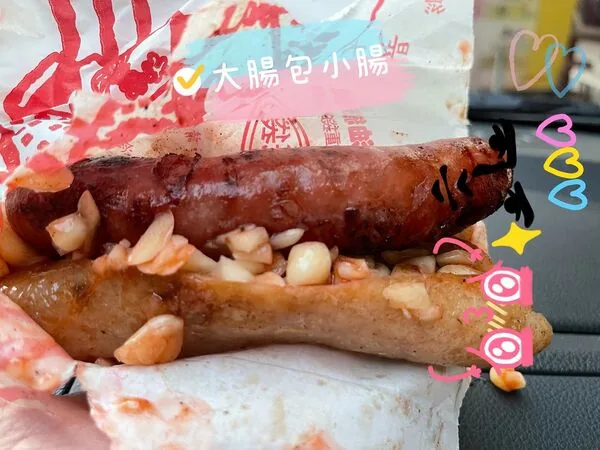 老夫妻摆摊卖炭烤香肠养瘫痪儿 汁多不油腻,蒜头请酌量拿 10 ▲▼新竹城隍廟婆婆炭烤香腸的烤香腸、糯米腸與大腸包小腸。(圖/《陳小可的吃喝玩樂》授權提供)