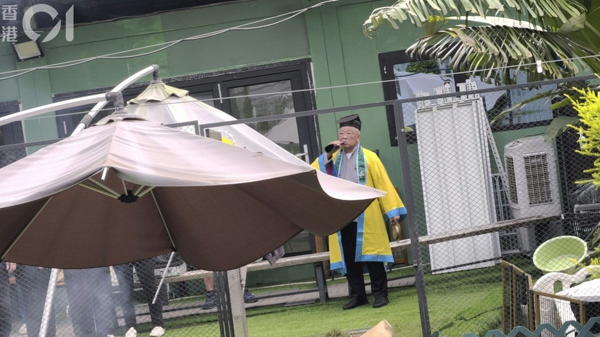 打鼓岭狗咬死人|10多名亲友到案发「狗酒店」草地路祭 神情哀痛 1 死者十多名親友,在師傅的帶領下進行路祭。(黃學潤攝)