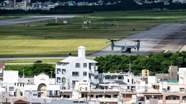 2022年8月23日，一架美军鱼鹰运输机（右）停泊在位于冲绳县宜野湾市中心的美国海军陆战队普天间航空基地。