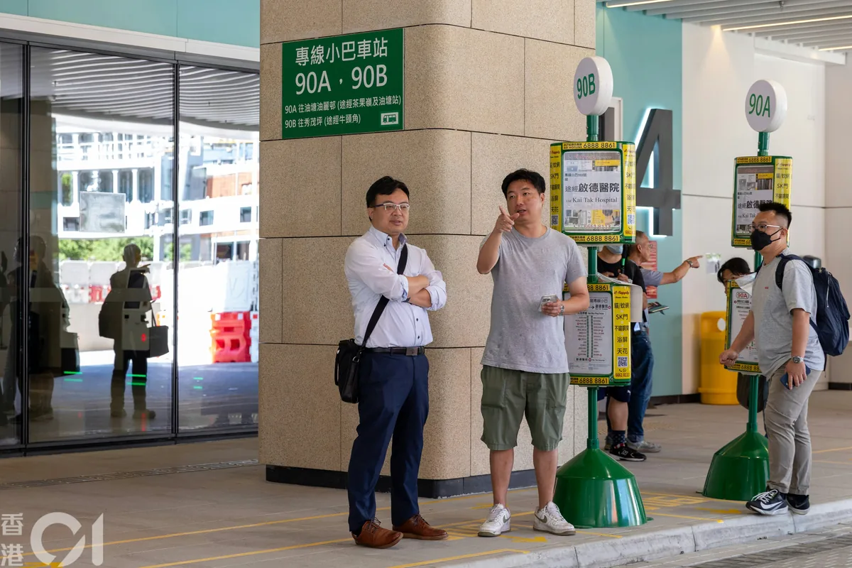 启德医院首日迎病人 交通痛点浮现:美孚来需55分钟 4 上午11時多,啟德醫院外的小巴站有不少人尚在摸索不同線路。(湯致遠攝)