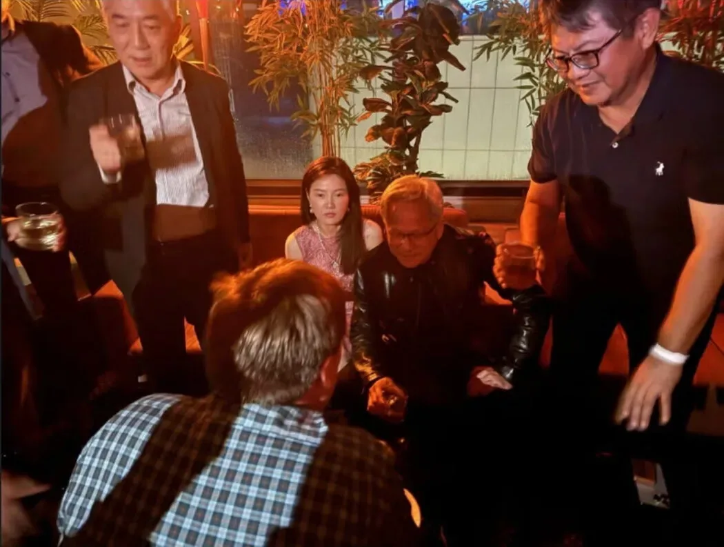 中国特工锁定黄仁勋 白宫知情一年未采取行动 4 2024年6月,黄仁勋与Megaspeed高管爱丽丝·黄(又名黄乐)在台北的一场聚会上。NetThunder公司在领英上发布了这张照片。