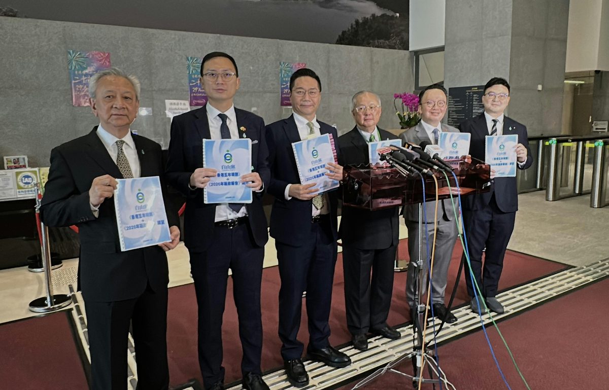 自由黨與行政長官討論施政報告後見記者。（蘇俊希攝）