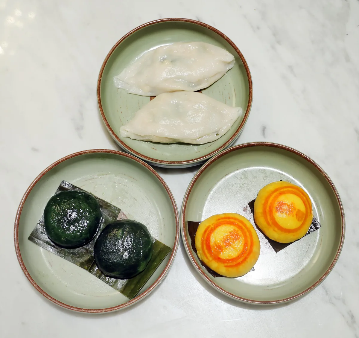 传统客家糕点组合艾粄、金瓜喜粄和豆干蒜粄，是客家帮在食阁所售的独家菜式。（萧紫薇摄）
