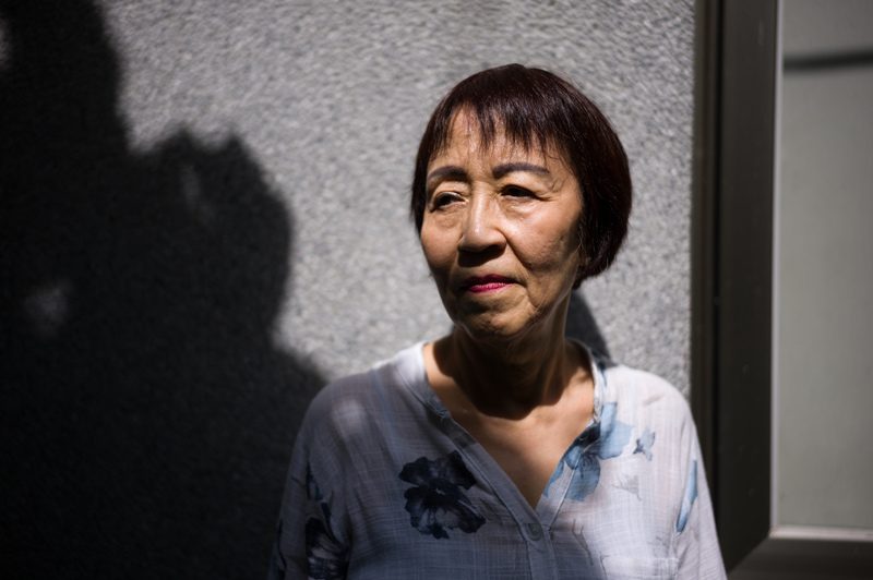 高龄海啸第一排:卸下照顾重担的他们,如何预习自己的老?专访郭强生、郑秋豫 5 一位畢生鑽研語言學的學者,眼見伴侶失智失語,鄭秋豫寫出照顧者的心聲;2022年送先生去機構後,她開始了44年來頭一次的獨居生活,也回頭思考自己老後的日子。(攝影/黃世澤)