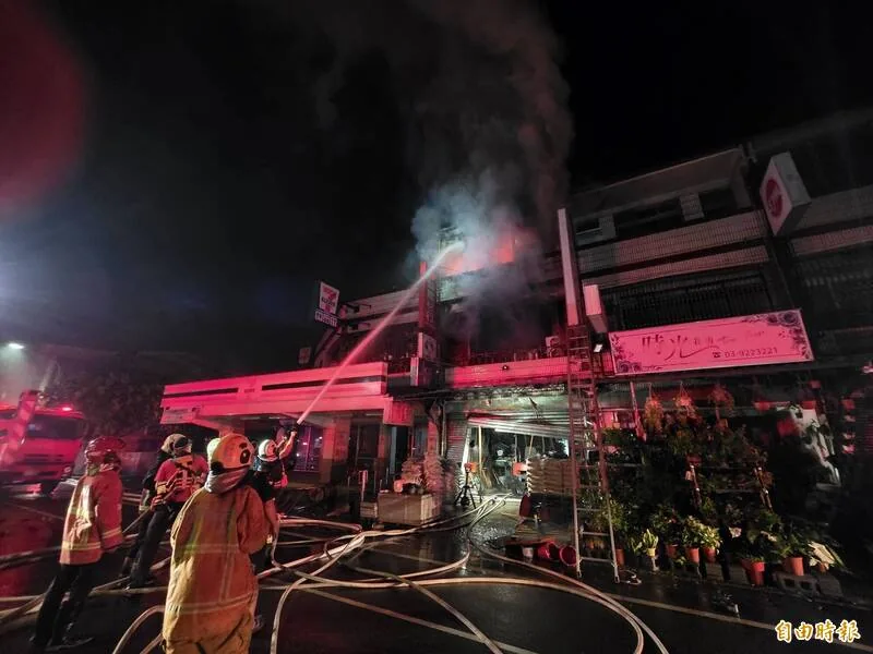 消防人员连夜向起火的建材行射水